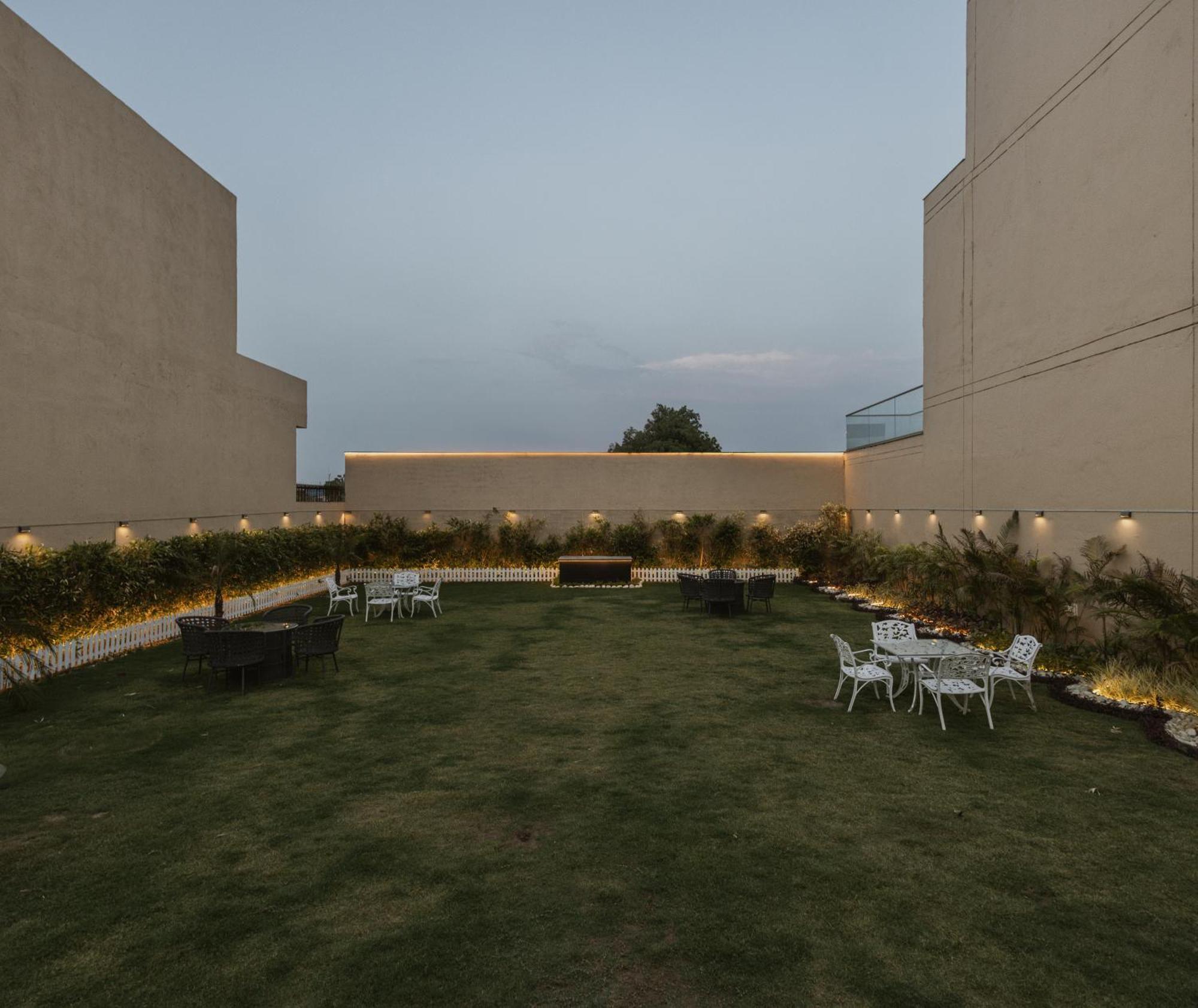 Luxury Lofts Hotel Amritsar Exterior photo