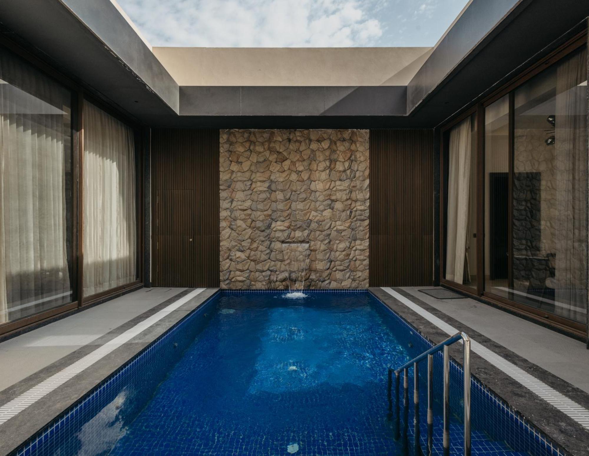 Luxury Lofts Hotel Amritsar Exterior photo
